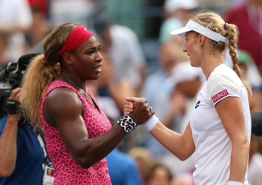 Il saluto tra Serena Williams e Ekaterina Makarova: per la tennista russa la semifinale di quest&#39;anno è il miglior piazzamento nel singolo agli US Open. (AFP)
